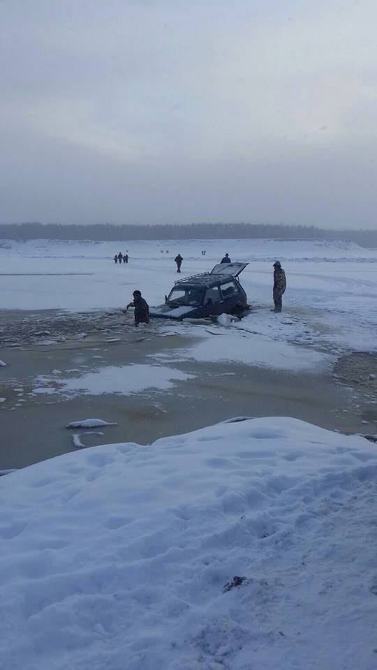 Безрассудные водители проваливаются в воду, выезжая на неокрепший лед в Якутии