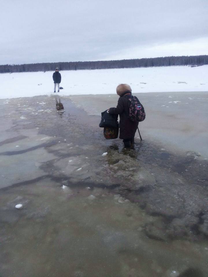 Безрассудные водители проваливаются в воду, выезжая на неокрепший лед в Якутии