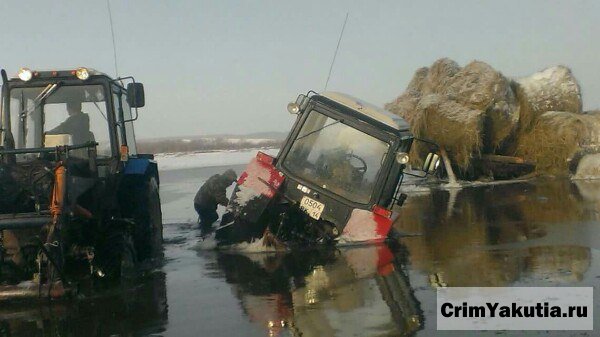 Безрассудные водители проваливаются в воду, выезжая на неокрепший лед в Якутии