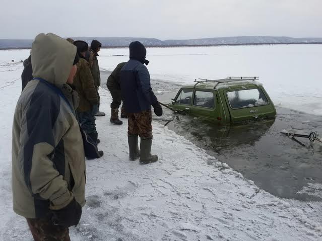Нива провалилась под лед