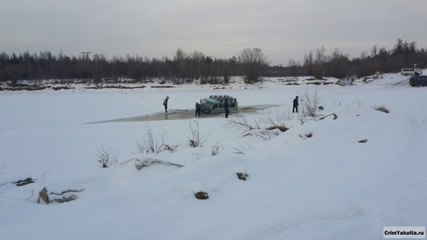 УАЗ провалился под лед