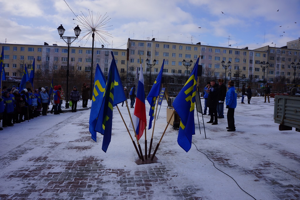 По случаю государственного праздника местом сбора либерал-демократов и сторонников политической силы стала площадь Космонавтов