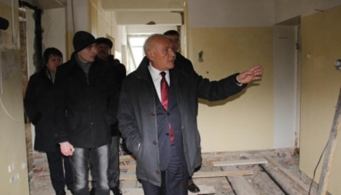 Глава Магаданской области Владимир Печеный посетил инфекционную больницу Пресс-служба правительства Магаданской области