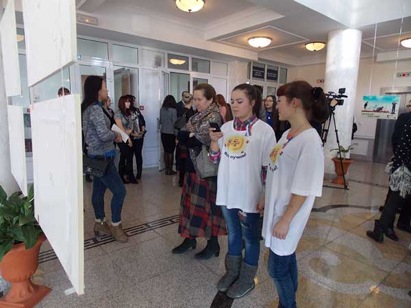 Арт-выставка политической сатиры "Без фильтра" открылась в Улан-Удэ.