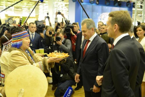 Шойгу и Нарышкина угостили якутскими деликатесами на фестивале в Москве   Постпредство РС (Я) при президенте РФ