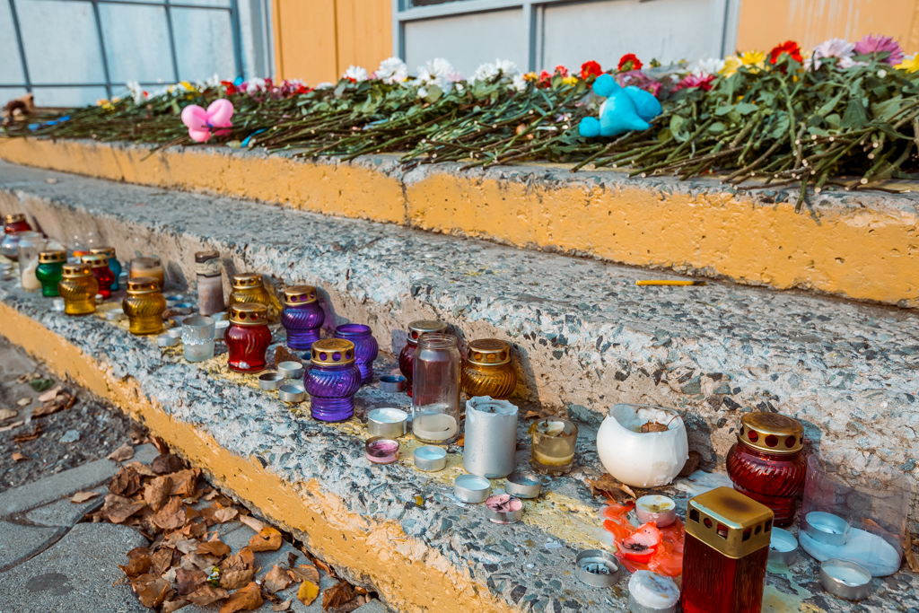 На крыльце школы