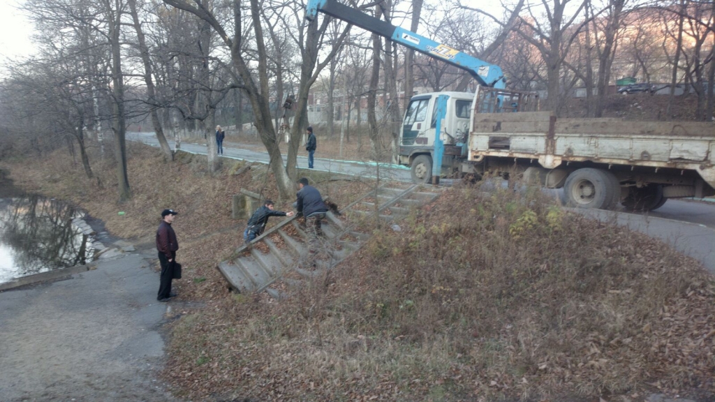 Неизвестные увозят лестницу во Владивостоке очевидец