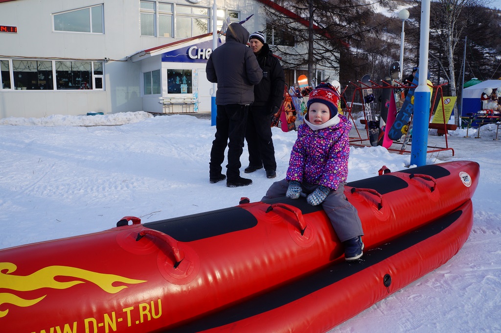 "Снегорка" оказывает услуги по прокату горных лыж и сноубордов, катанию на "снежном банане"