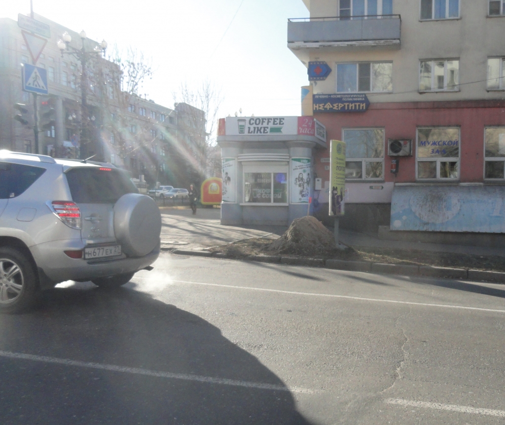 Спасительные кучки песка не видны из-за припаркованных машин – хабаровские автомобилисты