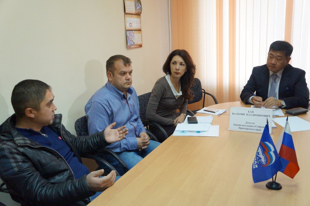 Актуальные вопросы подняли жители Уссурийска на личном приеме депутата ЗС ПК Валерия Кана