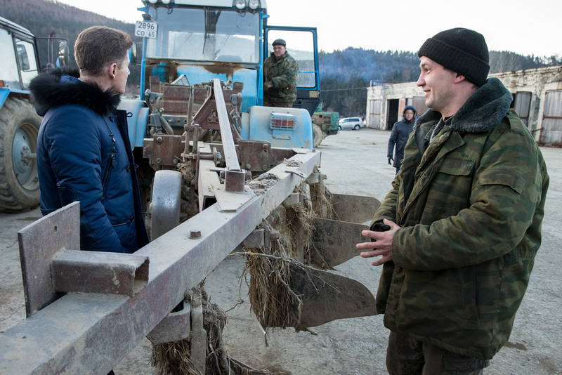 Тракторы с автопилотом вспахивают поля в совхозе "Корсаковский" на Сахалине