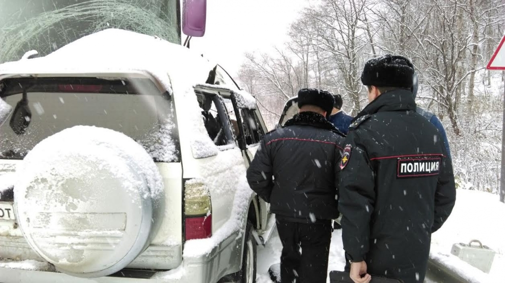 Иномарка врезался в автобус с детьми на Сахалине