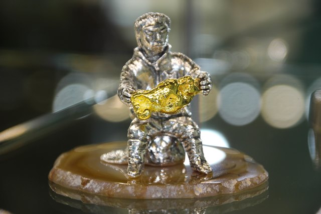 Завод ювелирных изделий открылся в Магаданской области