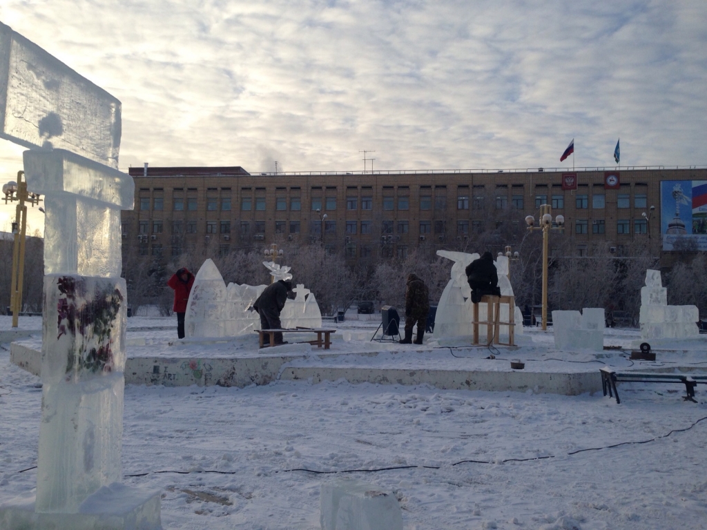 Фотофакт: Новогоднюю елку устанавливают на главной площади Якутска