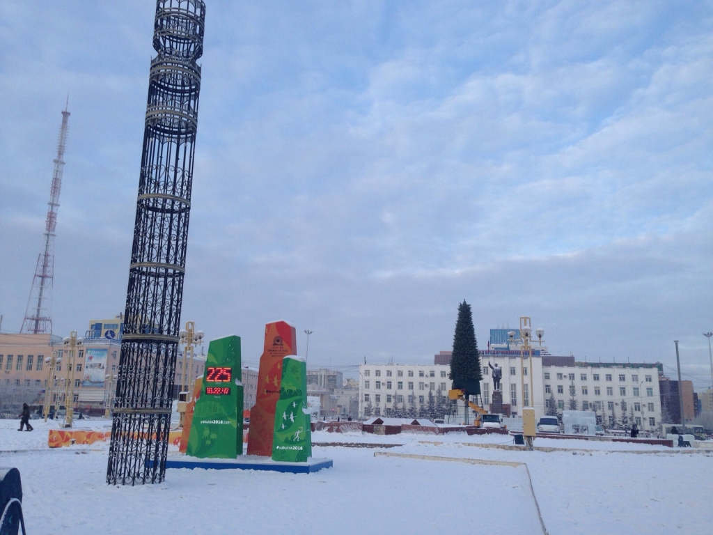 Фотофакт: Новогоднюю елку устанавливают на главной площади Якутска