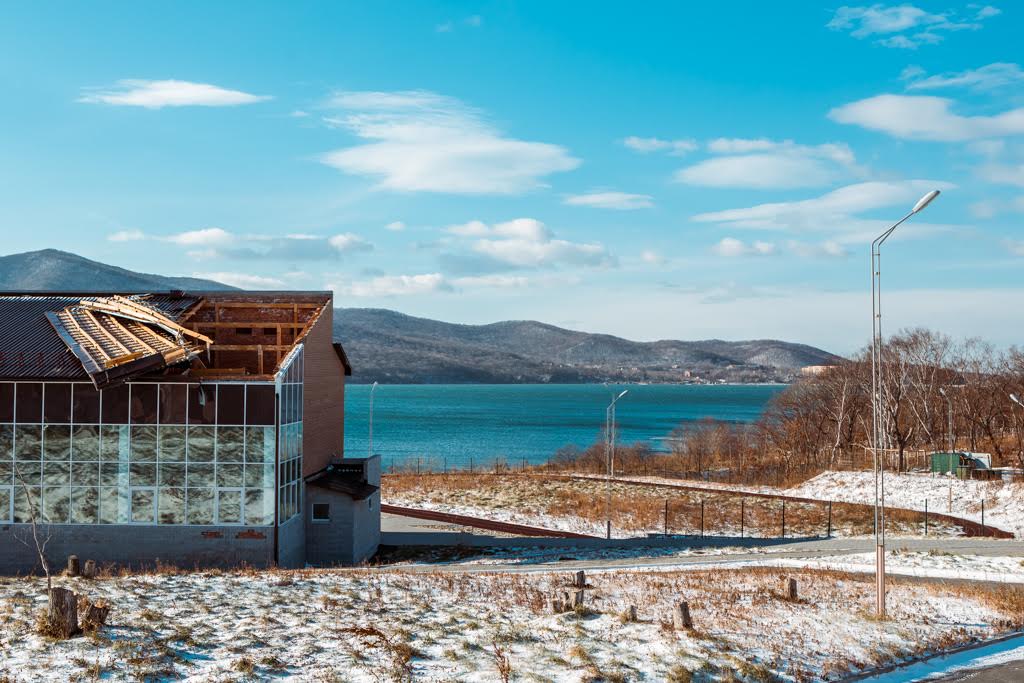 Сорванная крыша в школе №5 во Владивостоке не представляет опасности для учеников