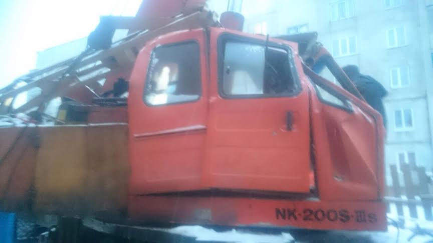 Стрела гусеничного крана обрушилась на стройплощадке в Усть-Куте Иркутской области 