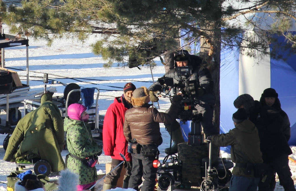 Цай Шанцзюнь, режиссер картины, водрузился на рабочее кресло и пристально следит за процессом.