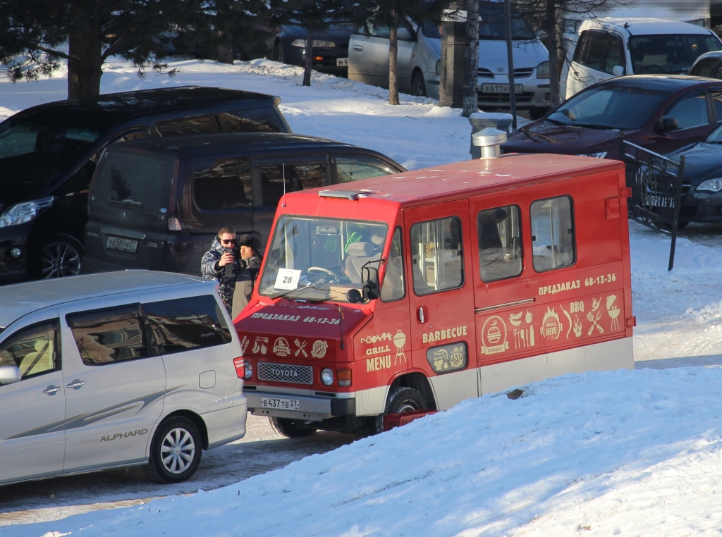 Члены съемочной китайской группы делают селфи.