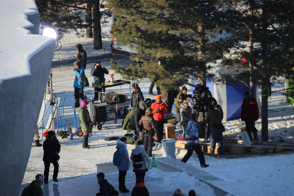 Съемки фильма продолжаются с начала ноября, теперь декорациями для китайской кинокартины "Подо льдом" стала площадь Славы. 