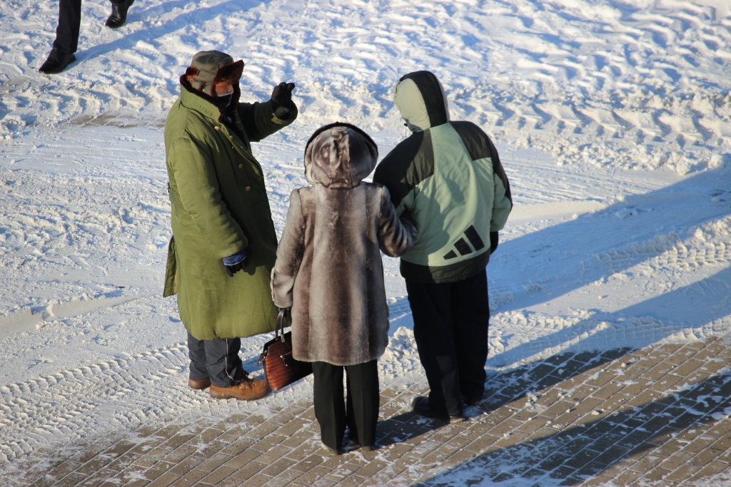 Территорию площади окружили охранники, которые не пропускают любопытных прохожих и СМИ к эпицентру событий, развернувшемуся близ мемориала.