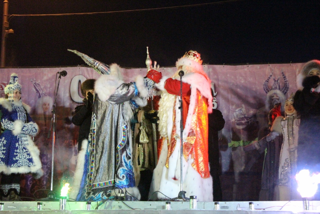 Дед Мороз из Великого Устюга взял из рук Чыысхана символ холода