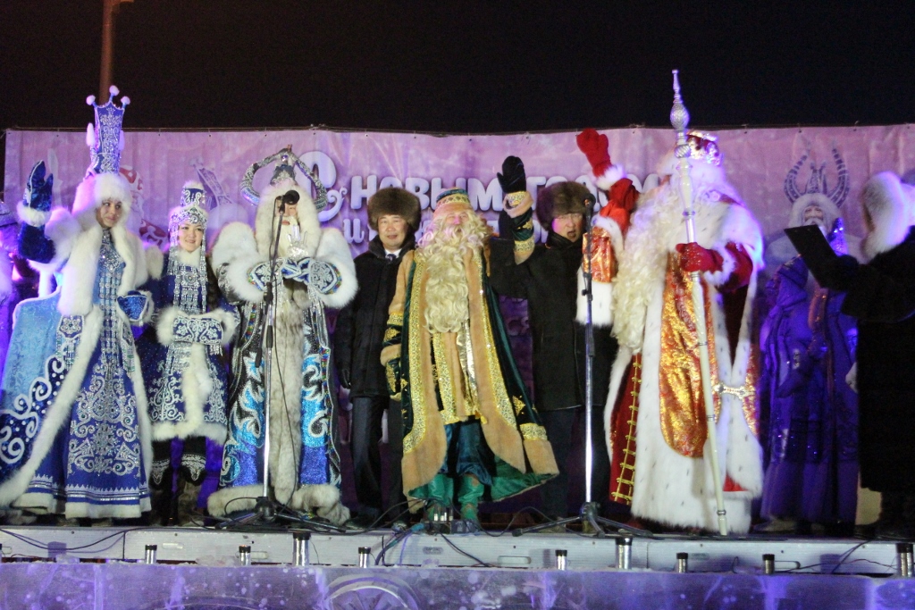 Первую новогоднюю елку страны зажгли на главной площади Якутска