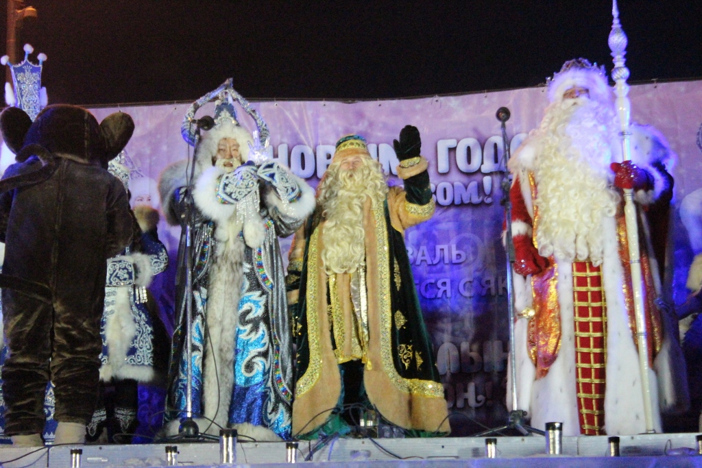 Первую новогоднюю елку страны зажгли на главной площади Якутска