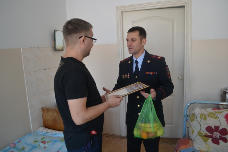 Георгию Балдину вручают благодарственное письмо