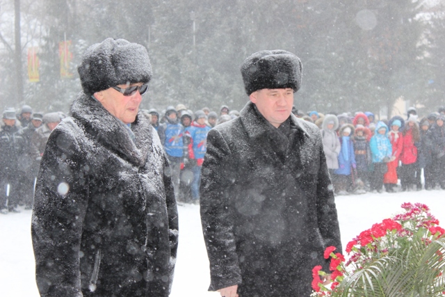 Василий Чигрин и Евгений Коростелев возлагают цветы