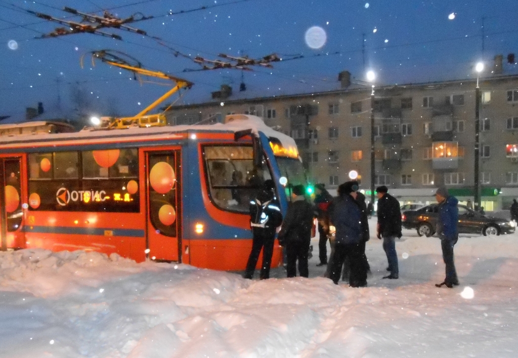 Трамвай в Хабаровске заблокировал дорогу всему транспорту на "самом интересном месте"