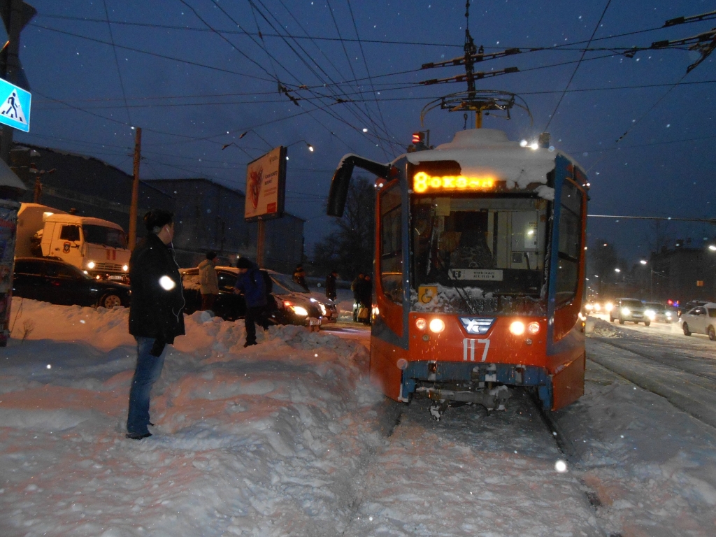 Трамвай в Хабаровске заблокировал дорогу всему транспорту на "самом интересном месте"