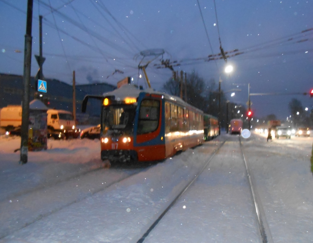Трамвай в Хабаровске заблокировал дорогу всему транспорту на "самом интересном месте"