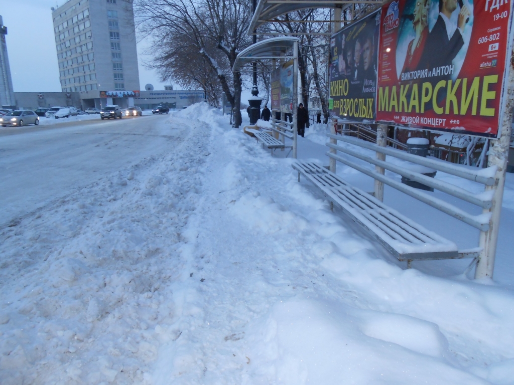 Пешеходам в Хабаровске с утра пришлось несладко