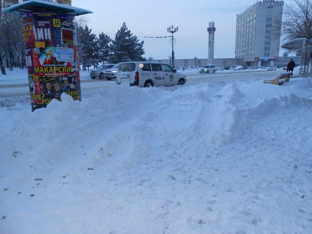 Спецтехника, работающая ночью, возвела препятствия на остановках
