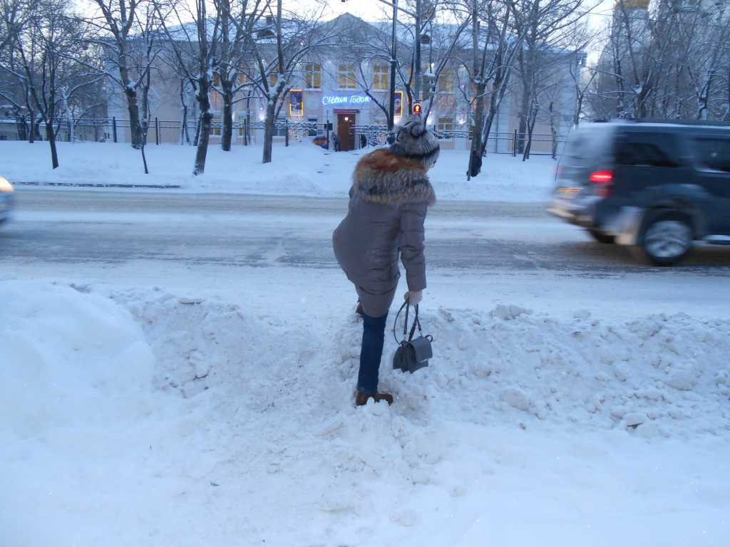 Пешеходам в Хабаровске с утра пришлось несладко