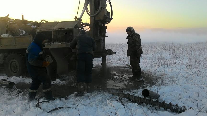 Торфяные пожары в Усольском районе Приангарья начали тушить водой из скважин 
