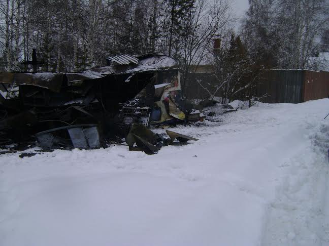 Торговые павильоны продолжают гореть в Иркутском районе 
