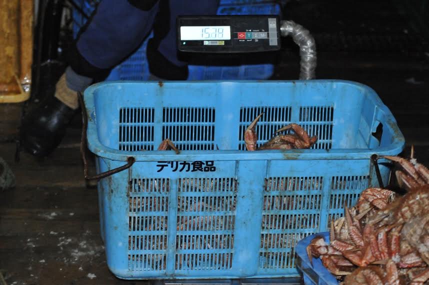 Сахалинские пограничники задержали судно с нелегально выловленным крабом