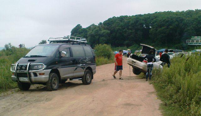 На сравнительно небольших пляжных проездах лихачи устраивают ДТП