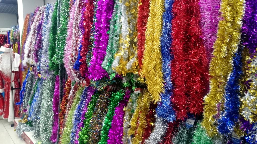 Новогодние атрибуты заполонили прилавки в Якутске