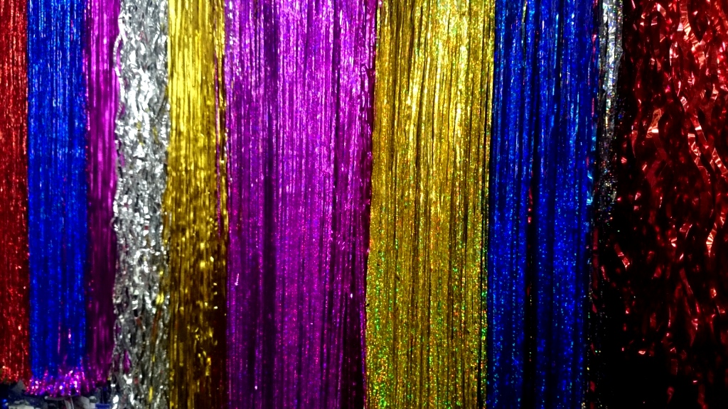 Новогодние атрибуты заполонили прилавки в Якутске