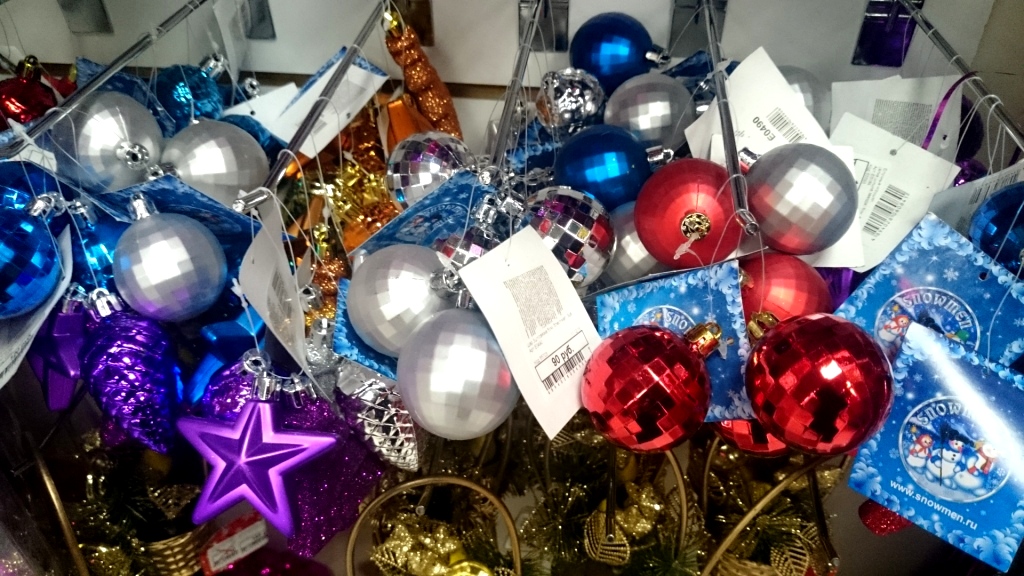 Новогодние атрибуты заполонили прилавки в Якутске