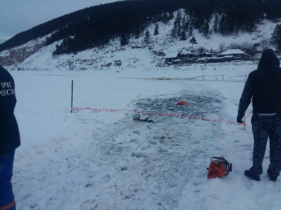 Водолазы АСС Приангарья нашли тело одного из мужчин, провалившихся под лед на грузовике Пресс-служба ГУ МЧС России по Иркутской области