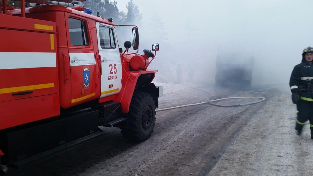 Камаз челябинск. Загорелся камаз в татарстане. Сгоревший камаз 65117. Сгоревший камаз 65117. Камаз 5511 в грязи.