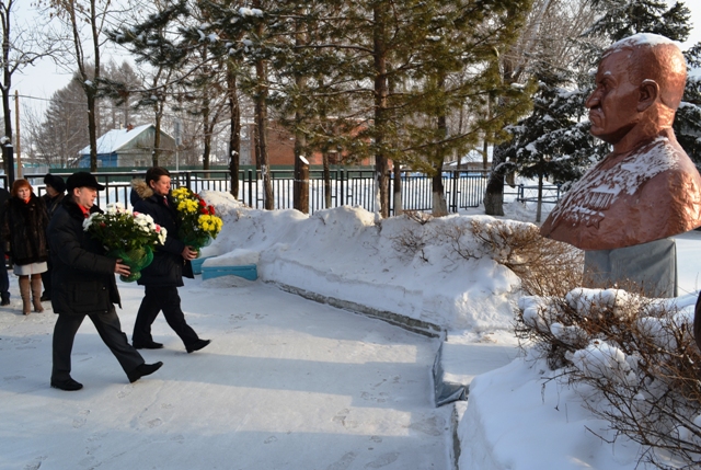 возложение цветов к памятнику В.И. Пеллера