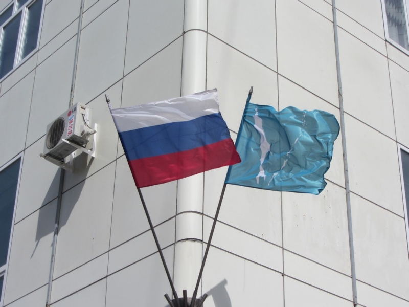 Флаги РФ и Сахалинской области на здании регионального парламента Игорь Черный, MagadanMedia