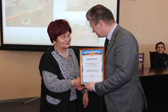 Награду получает Тамара Жижина