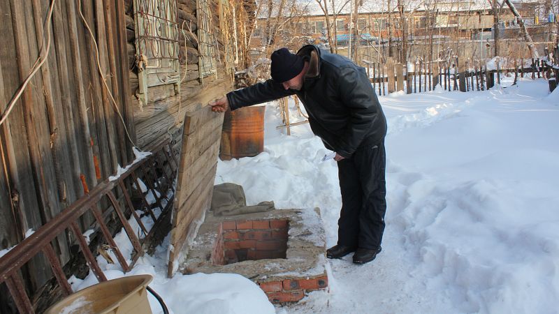 В глубине теплового колодца – разрезанные трубы. Отсоединяли дом от отопления на совесть: просвет между заглушками – сантиметров 25-30