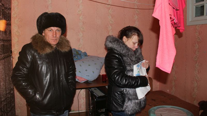 Майоровы пакуют вещи и не очень-то верят, что им и их новорожденной дочери дадут квартиру до Нового года